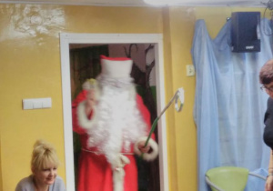 Mikołaj wchodzi na salę gimnastyczną