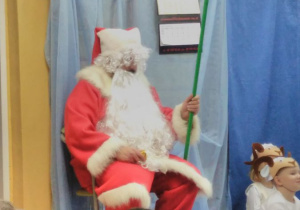 Mikołaj siedzi na sali gimnastycznej