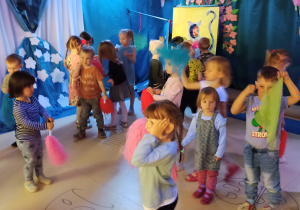 dzieci tańczą z kolorowymi małymi chustkami
