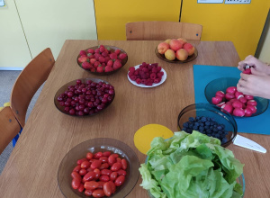 owoce i warzywa na talerzykach