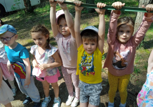 dzieci trzymają w rękach linę