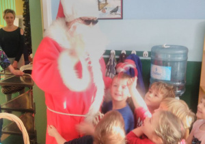 Mikołaj i dzieci w sali