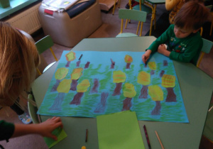 Dzieci rysują drzewa