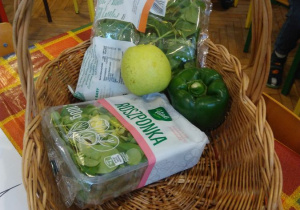 Zielone warzywa i owoce w koszu
