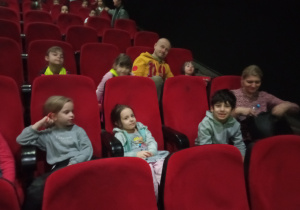 Dzieci z Grupy V wzięły udział w przepięknej Animacji Piaskowej pt. „Kopciuszek” w Filmowym Centrum Warszawy Kinoteka.