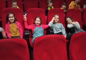 Dzieci z Grupy V wzięły udział w przepięknej Animacji Piaskowej pt. „Kopciuszek” w Filmowym Centrum Warszawy Kinoteka.