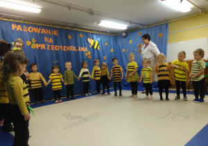 Dzieci w strojach pszczółek na sali gimnastycznej