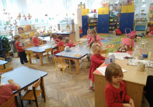 dzieci ubrane na czerwono w sali przedszkolnej