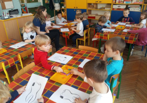 Dzieci przy stolikach kolorują