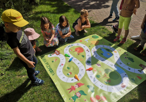 Z okazji Dnia Dziecka Zarząd Dzielnicy Wola m.st. Warszawy przygotował dla dzieci niespodziankę - gry wielkoformatowe wykonane przez nauczycieli z wolskich przedszkoli.