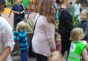 Dzieci na rodzicami w czasie zabawy na tarasie przedszkolnym