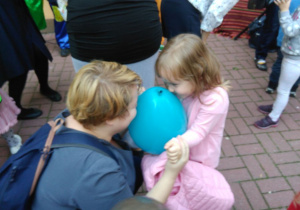 Dziewczynka z mamą w czasie tańca z balonem