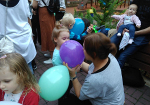 Dziewczynka z mamą w czasie tańca z balonem