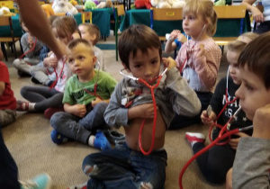 Dzieci ze stetoskopami
