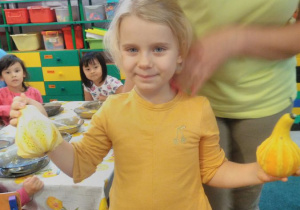 Dziewczynka z żółtymi kabaczkami