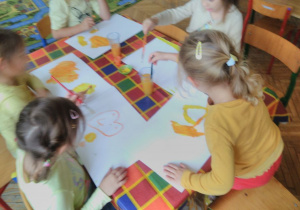 Dzieci malują żółtą farbą
