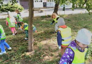 Dzieci zbierają śmieci w parku