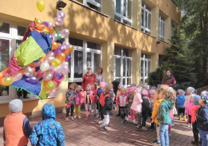 Kolorowe balony wypuszczone z chusty Klanzy
