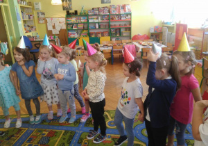 Dzieci w czapeczkach urodzinowych