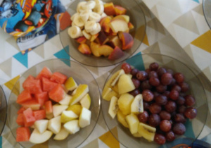 Pokrojone owoce na talerzykach