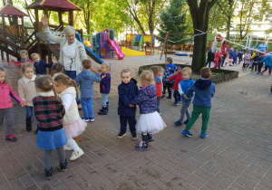 Dzieci w ogrodzie przedszkolnym
