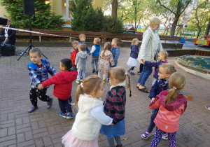 Dzieci w ogrodzie przedszkolnym