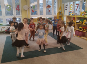 Pani Ania uczy nas tańczyć