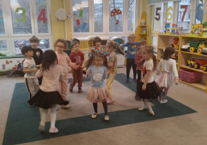 Pani Ania uczy nas tańczyć