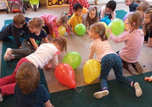 dzieci z balonami na dywanie
