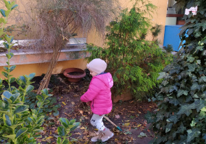 dziewczynka w ogrodzie
