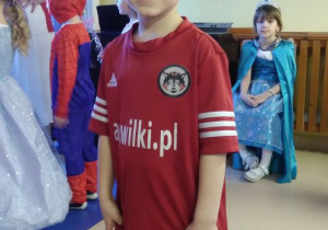 Chłopiec w czerwonym stroju piłkarza