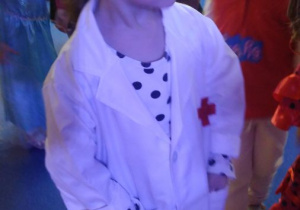 Dziewczynka w stroju pielęgniarki