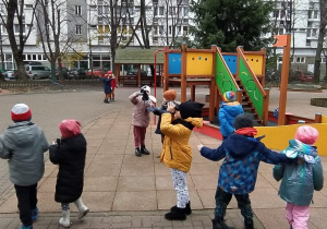 dzieci na placu zabaw