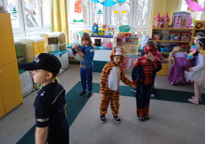 chłopiec przebrany za policjanta, chłopiec przebrany za tygrysa