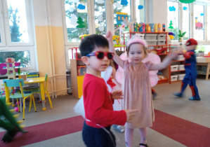 chłopiec w okularach i dziewczynka w sukience