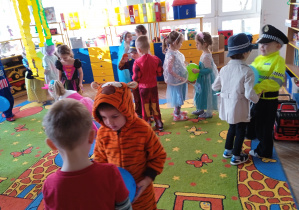 dzieci bawiące się w sali