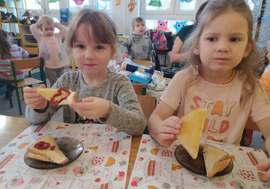 dwie dziewczynki jedza tosty